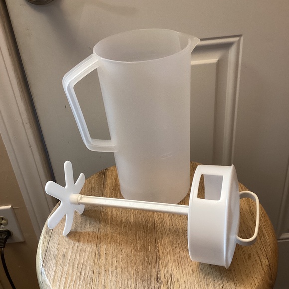 Vintage Rubbermaid Mixing Stir Pitcher - Picture 5 of 7